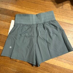 Lululemon Athletica lightweight SHR training shorts 4” relaxed fit, zip pockets